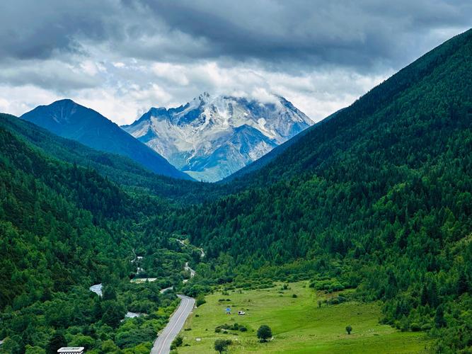 UAE warns travelers of rising datatheft risks at public chargers